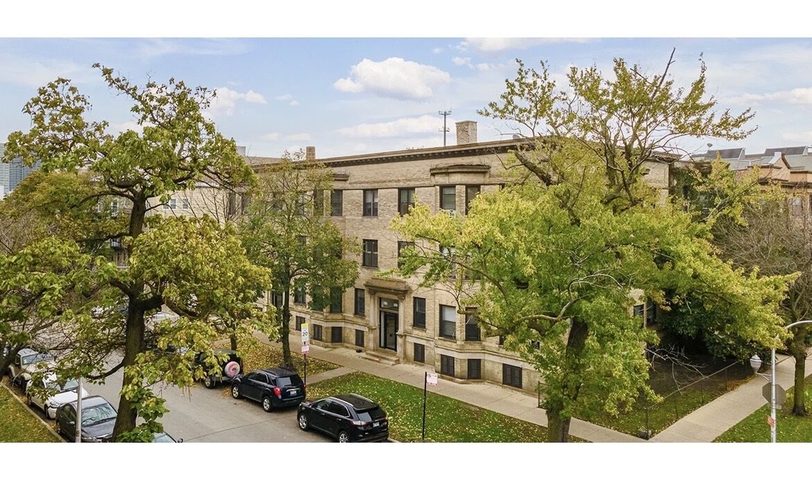 Property Photo: 923 W Waveland Avenue 1D IL 60657