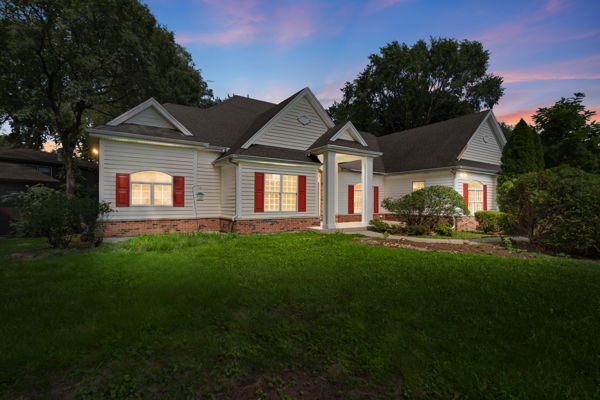 Property Photo: 945 Kingston Street IL 60187