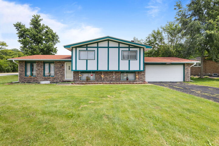 Property Photo: 5501 S Washington Street IL 60521