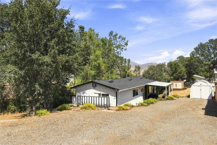 Property Photo: 32 Pinebrook CA 93285
