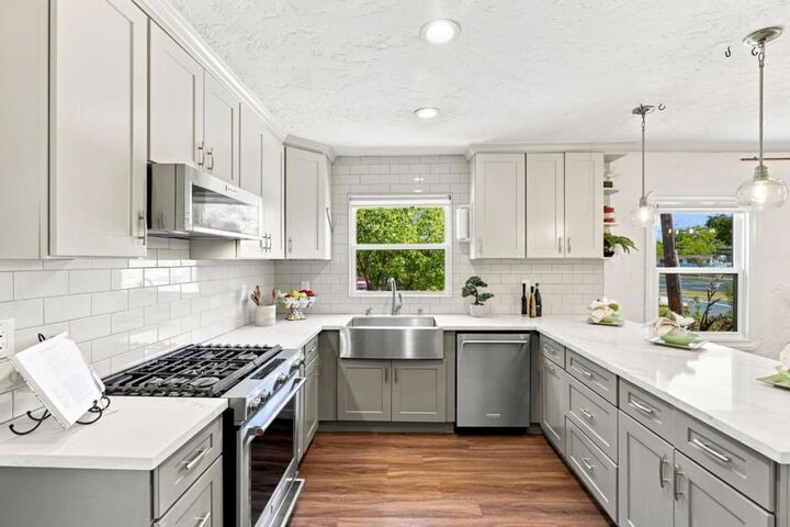 Property Photo:  99 E Hedding Street  CA 95112 