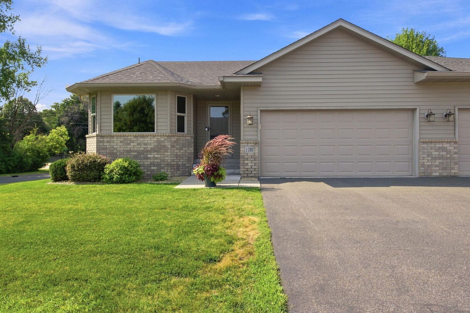 Property Photo: 1501 Comstock Lane N MN 55447