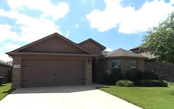 Property Photo: 7205 Wavecrest Way TX 76179
