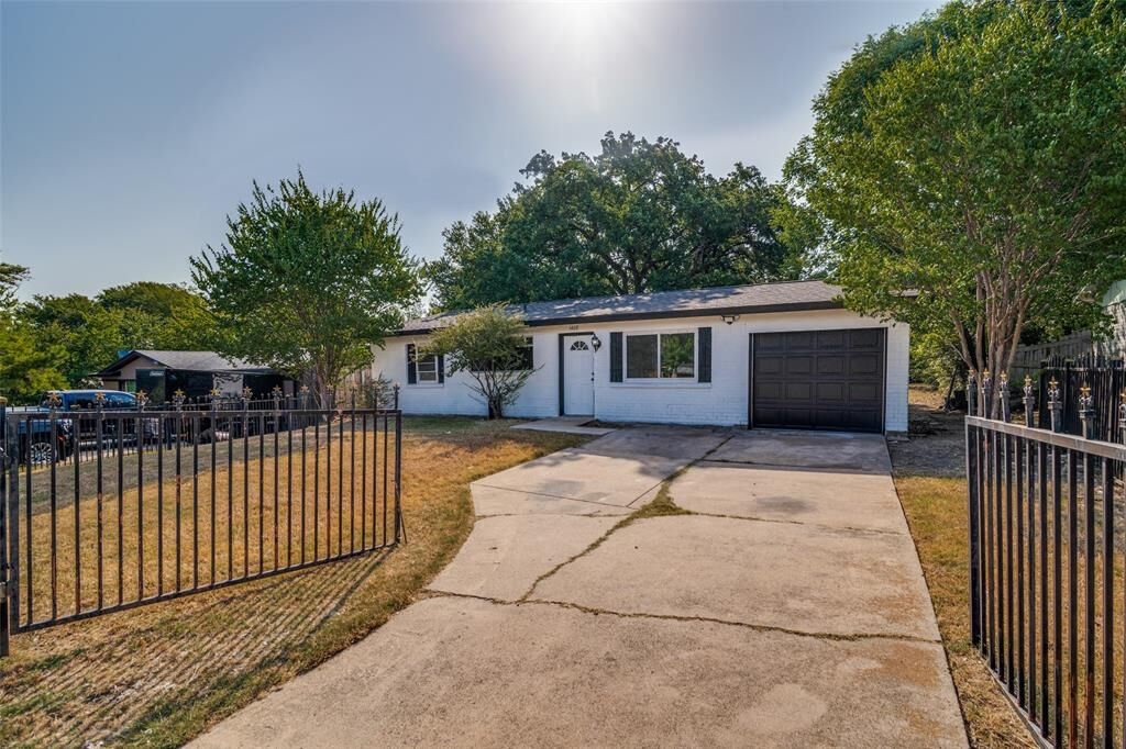 Property Photo: 1408 Melanie Lane TX 75149