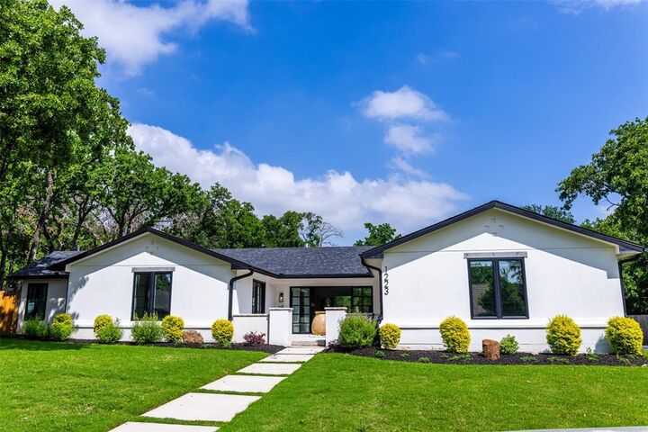 Property Photo: 1223 Ridgewood Circle TX 76092