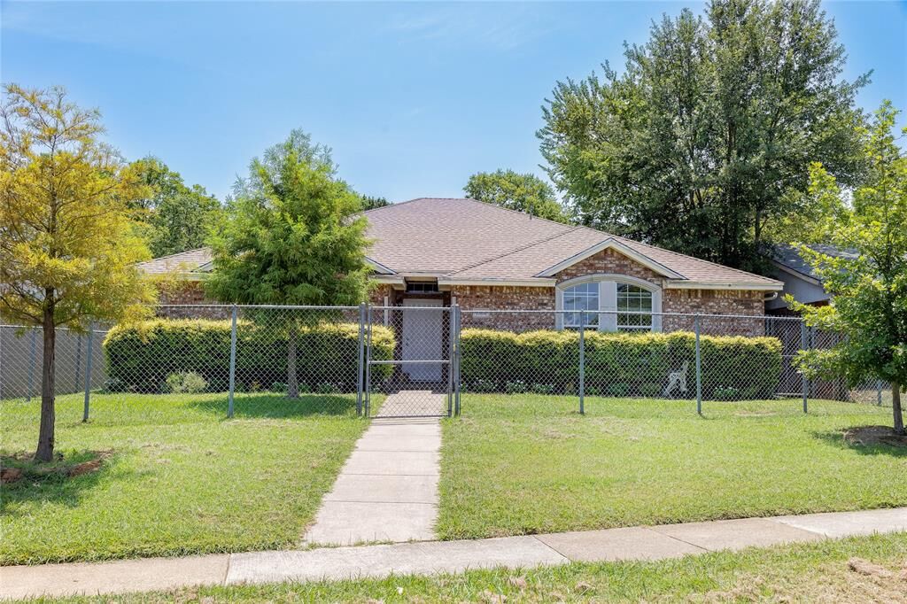 Property Photo:  1304 W Mitchell Street  TX 76013 