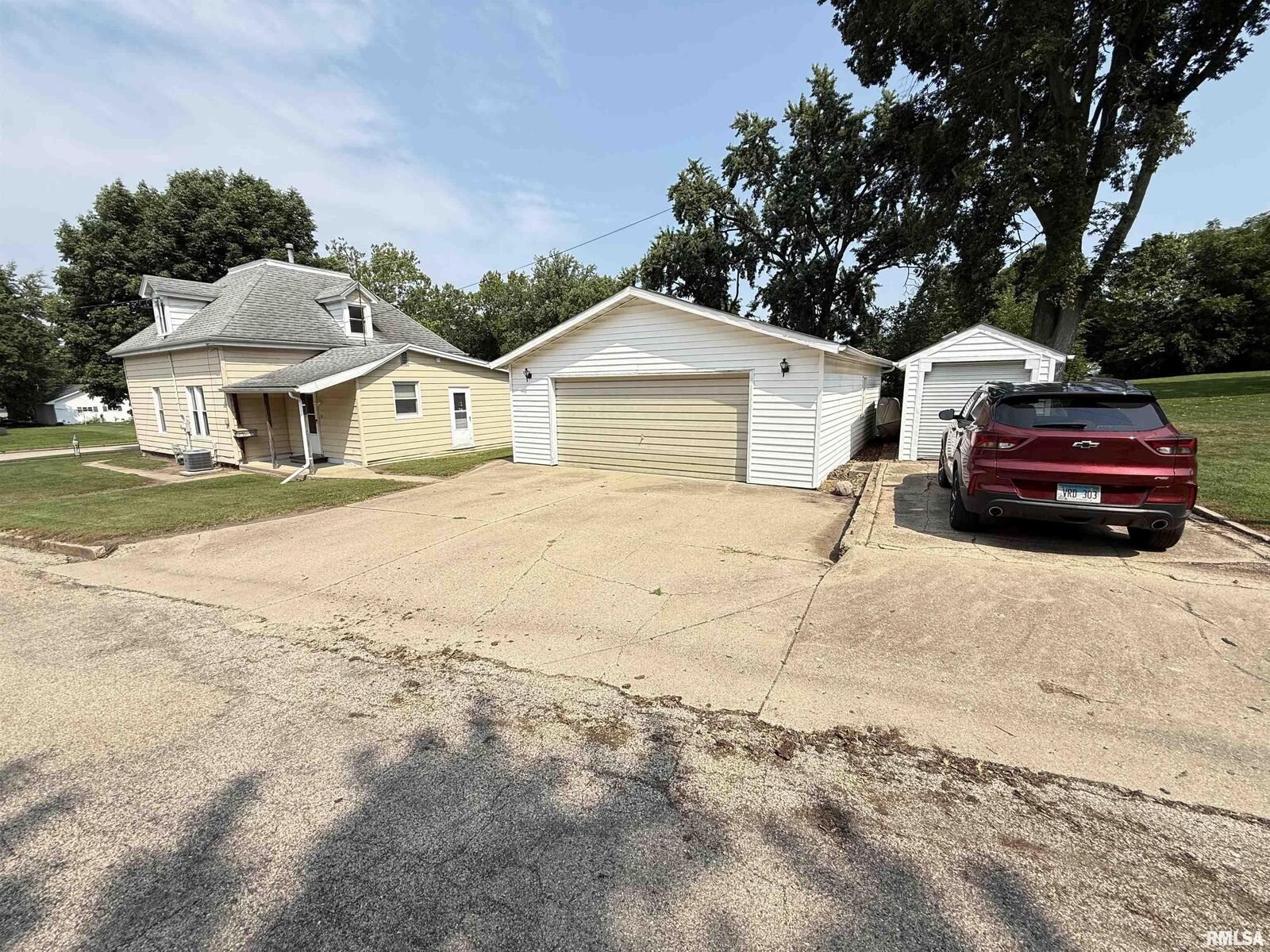 Property Photo:  416 S Prairie Street  IL 61540 