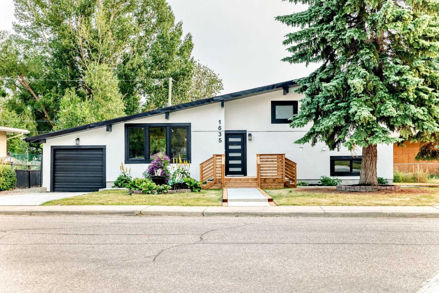 Property Photo: 1635 32 Avenue NW AB T2L 0K4