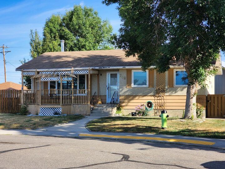 Property Photo: 748 54 Avenue W AB T0L 0T0
