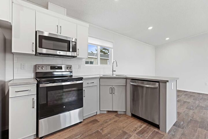 Property Photo: 6220 17 Avenue SE 5 AB T2A 0W6