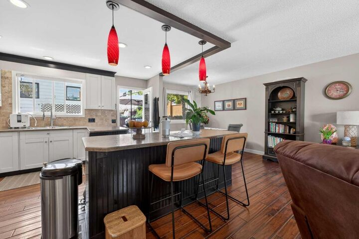 Property Photo:  7539 Hunterview Drive NW  AB T2K 4P7 