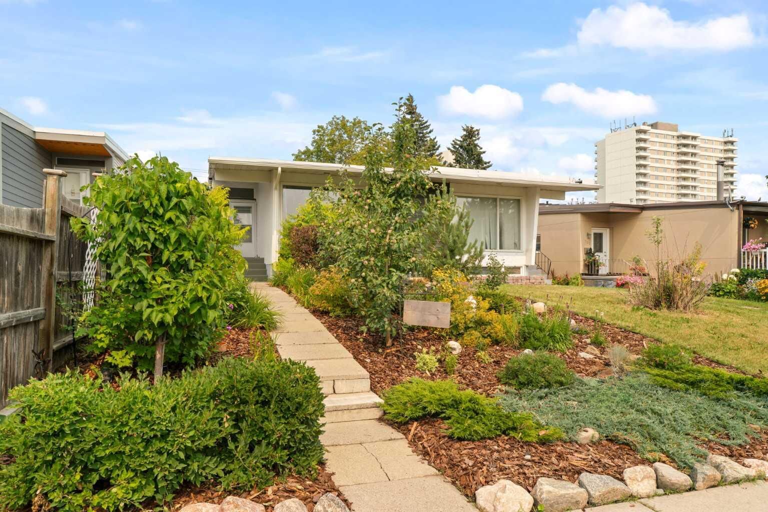Property Photo: 726 68 Avenue SW AB T2V 0N2