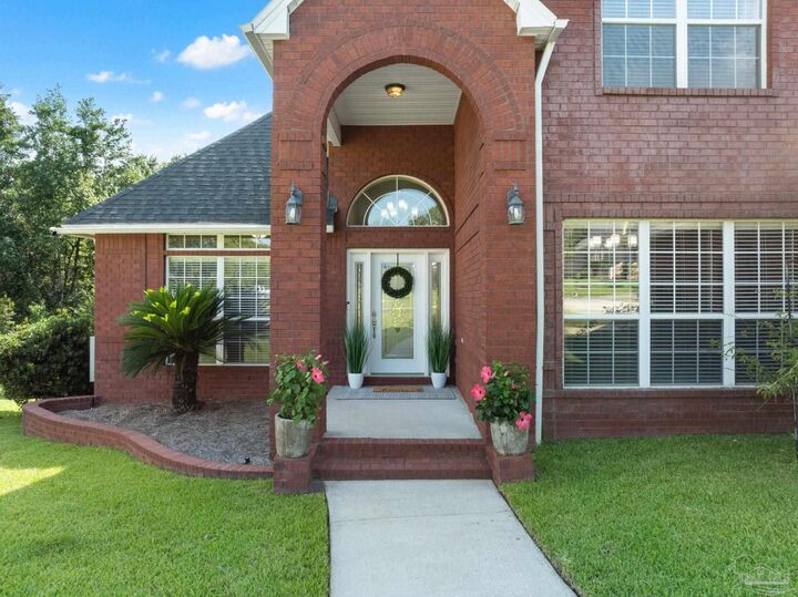 Property Photo:  905 Caterpillar Ln  FL 32533 