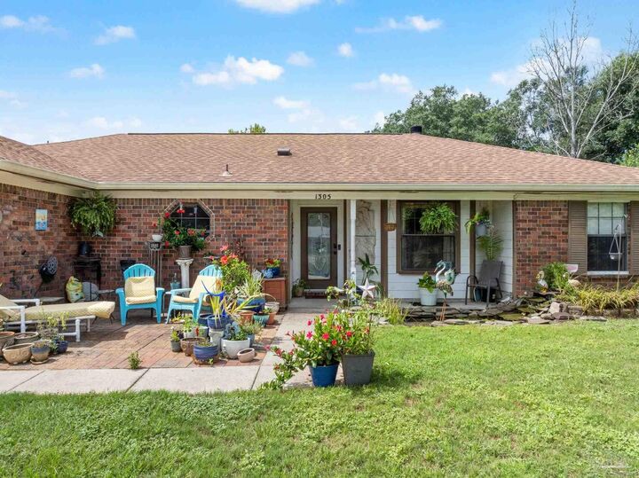 Property Photo:  1305 Little Creek Cir  FL 32505 