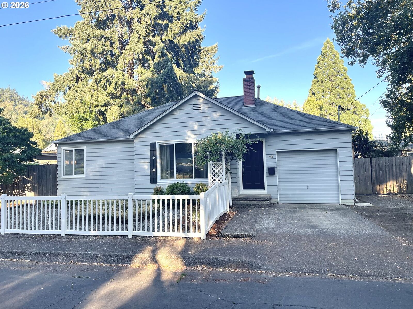 Property Photo:  766 W Union St  OR 97471 