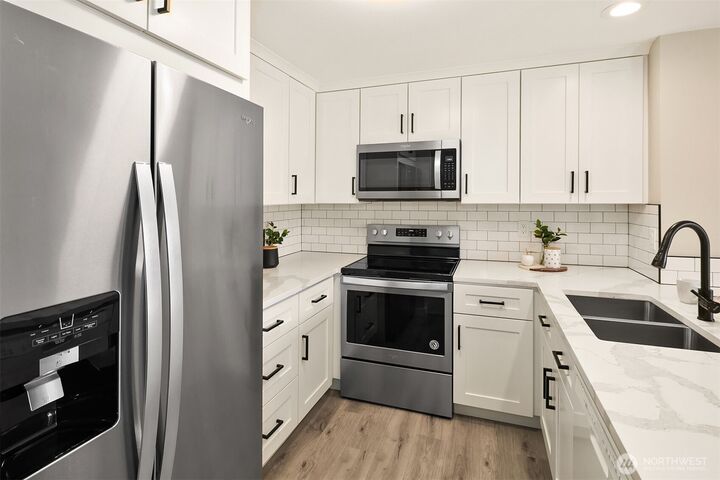 Property Photo:  206  Mountain Park Boulevard SW D203  WA 98027 