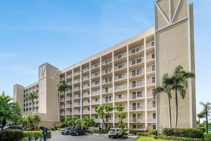 Property Photo: 7290 Kinghurst Drive 106 FL 33446