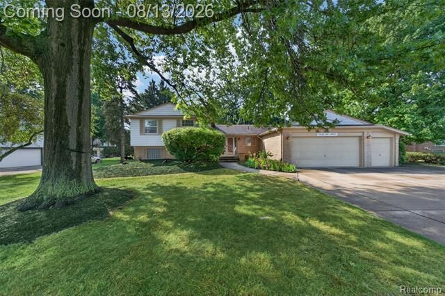 Property Photo: 6611 Cottonwood Knoll Court MI 48322