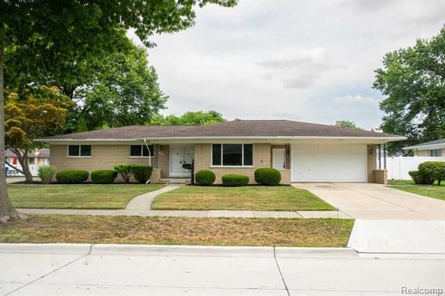 Property Photo:  32400 Northampton Drive  MI 48093 