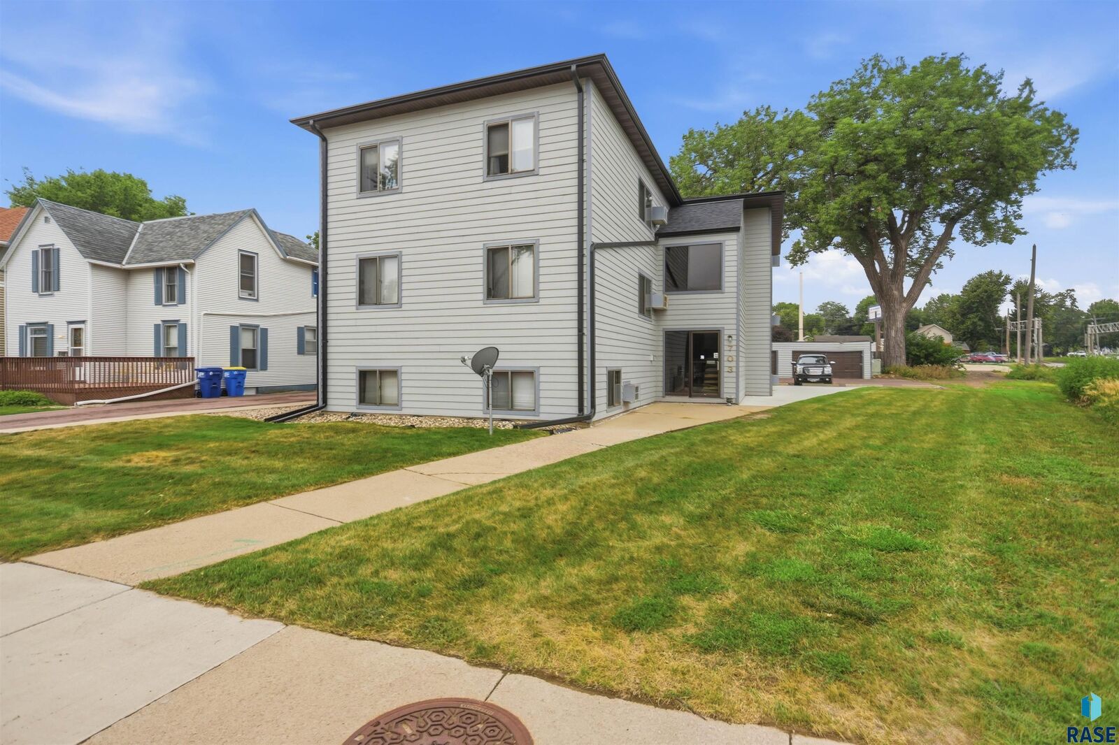 Property Photo: 703 S Dakota Ave SD 57104