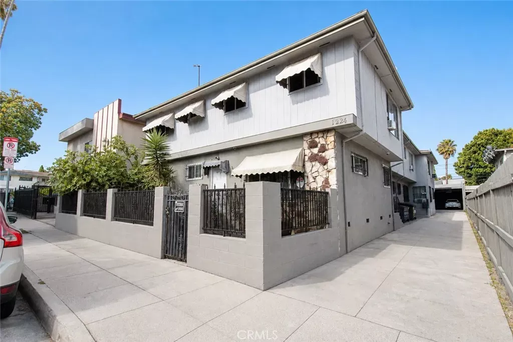 Property Photo: 1224 N Mansfield CA 90038
