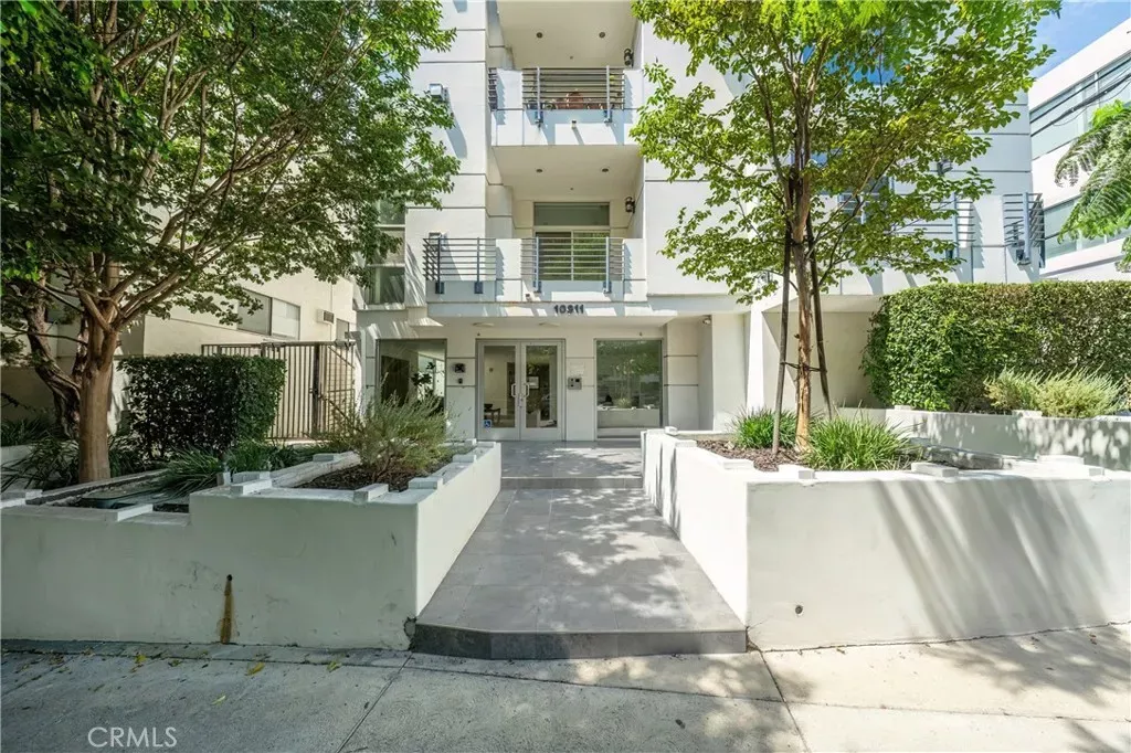 Property Photo:  10911 Wellworth 1A  CA 90024 