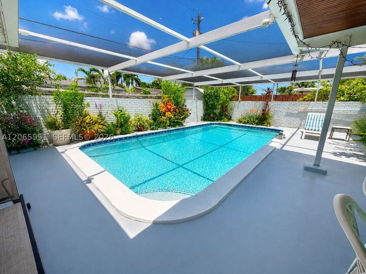 Property Photo:  201 NE 57th Ct  FL 33334 
