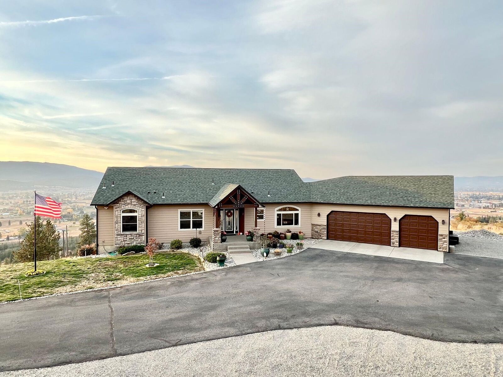 Property Photo: 7009 N Lynden Ln WA 99027