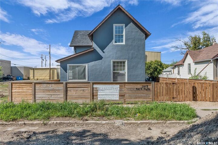 Property Photo:  223 I Avenue S  SK S7M 1X8 