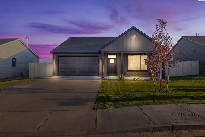 Property Photo:  411 Sapphire Ave  WA 98930 
