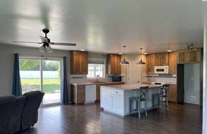 Property Photo: 208 E Canyon Dr WA 99337