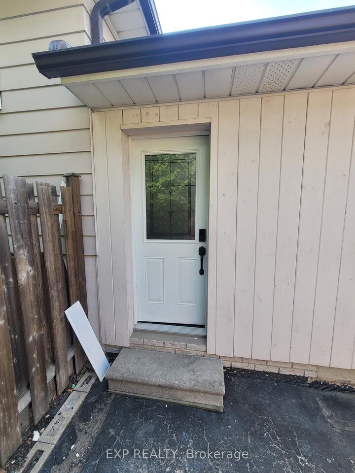 Property Photo:  1849 Bonnymede Drive  ON L5J 1E2 