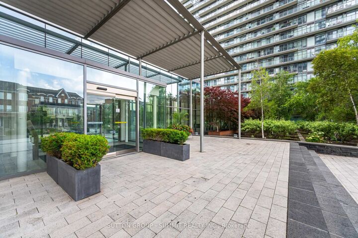 Property Photo:  105 The Queensway N/A 3114  ON M6S 5B5 