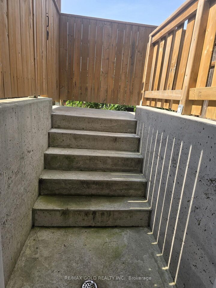 Property Photo:  208 English Lane  ON N3T 0J9 