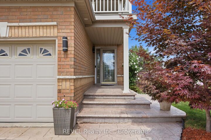 Property Photo: 20 Hayloft Court ON L6X 4R7