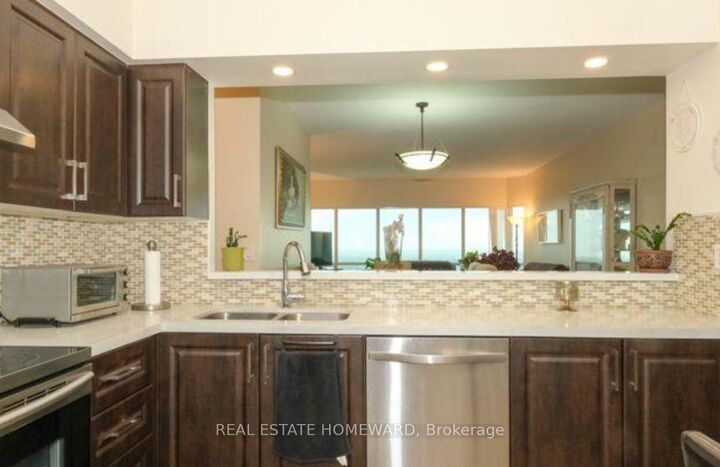 Property Photo: 18 Lee Centre Drive Ph305- Roomb ON M1H 3H5