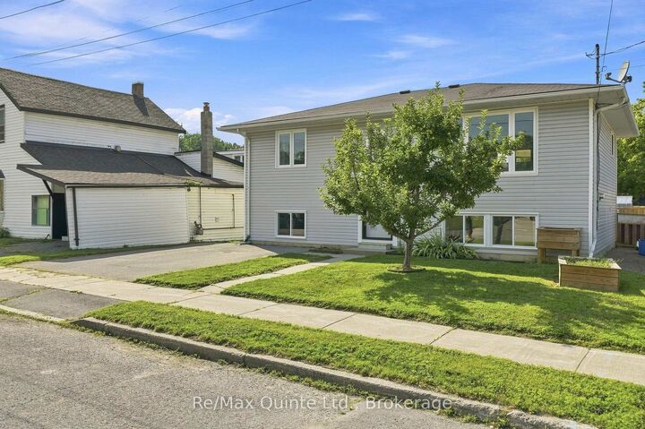 Property Photo: 54 Bentinck Street ON K8V 4E3