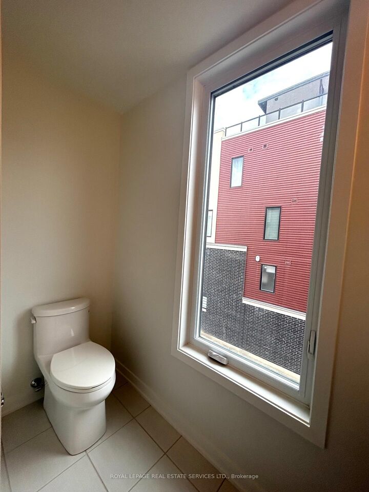 Property Photo: 3405 Ridgeway Drive E 18 ON L5L 0B9