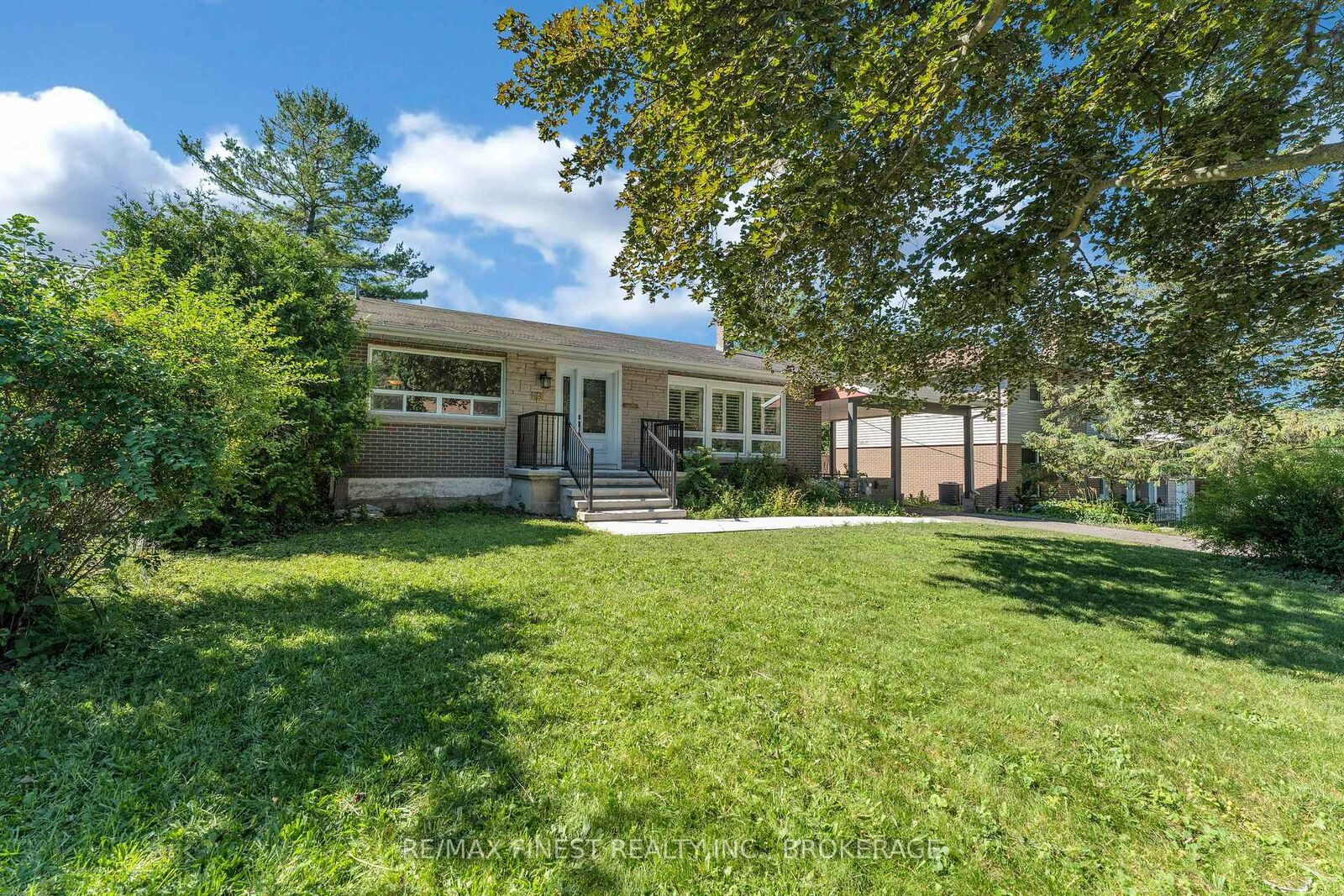 Property Photo:  60 Sherwood Drive  ON K7M 2E3 