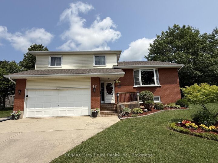 17 Armstrong Crescent — photo 1