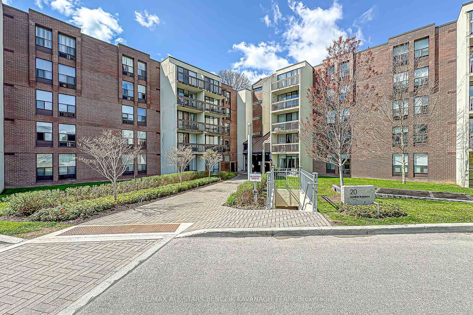 Property Photo: 20 Fashion Roseway N/A 408 ON M2N 6B5