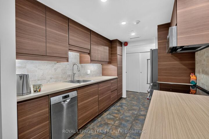 Property Photo:  317 Metcalfe Street W 302  ON K2P 1S3 