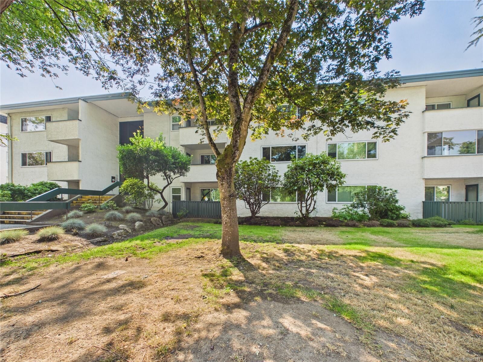 Property Photo: 3880 Shelbourne St #302 BC V8P 4H7