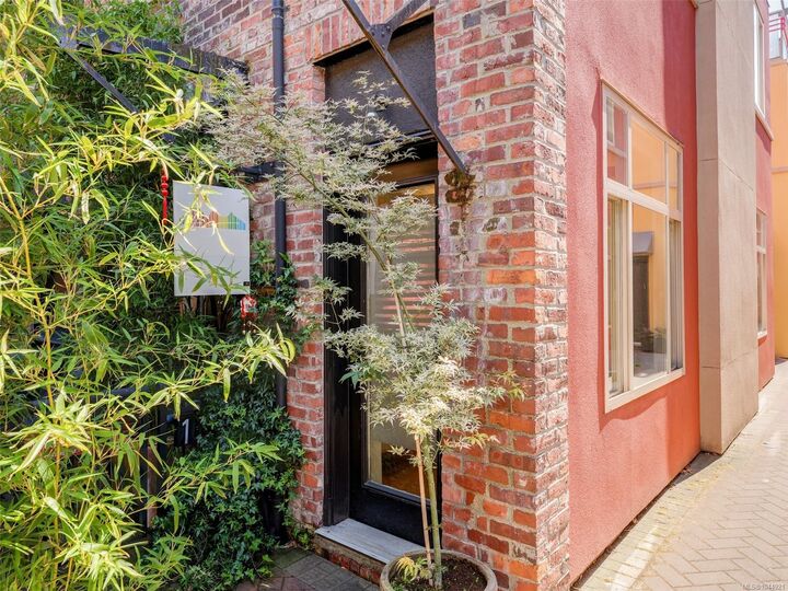 Property Photo: 532 1/2 Fisgard St #1 BC V8W 1R4