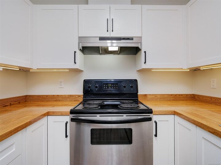 Property Photo: 689 Bay St #306 BC V8T 5H9