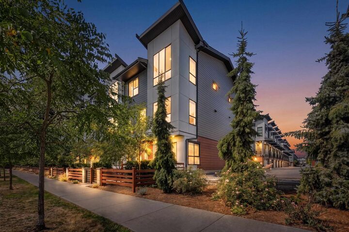7177 194A Street 10 — photo 1