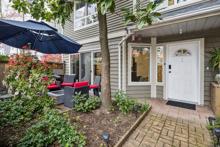 Property Photo: 848 W 16th Street 7 BC V7P 1R3