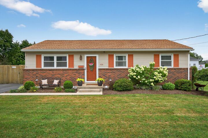 Property Photo:  935 E Queen Street  PA 17003 