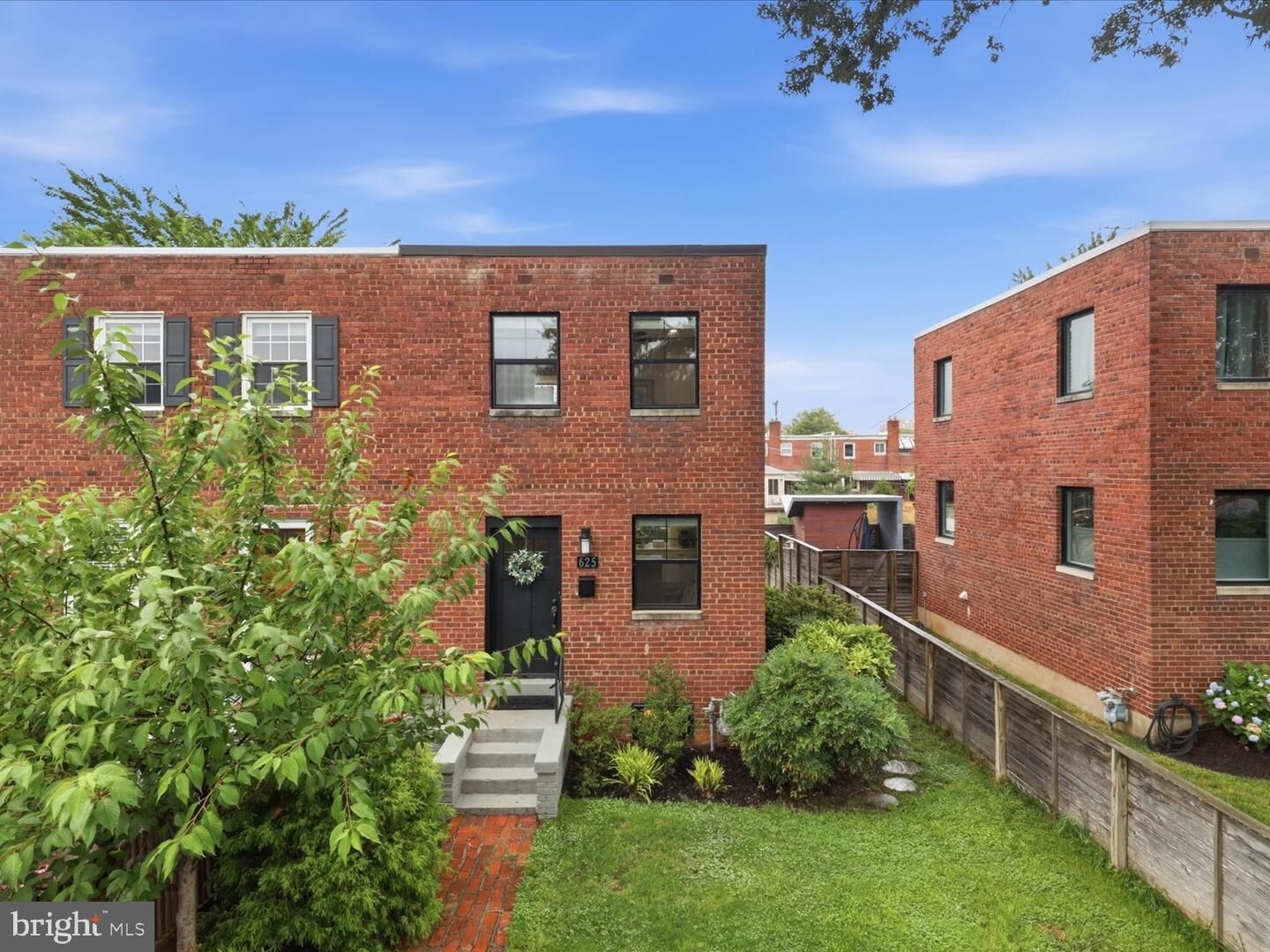Property Photo: 625 S Henry Street VA 22314