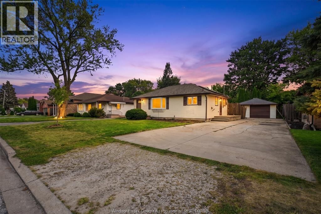 Property Photo:  2733 Lloyd George Boulevard  ON N8T 2T8 
